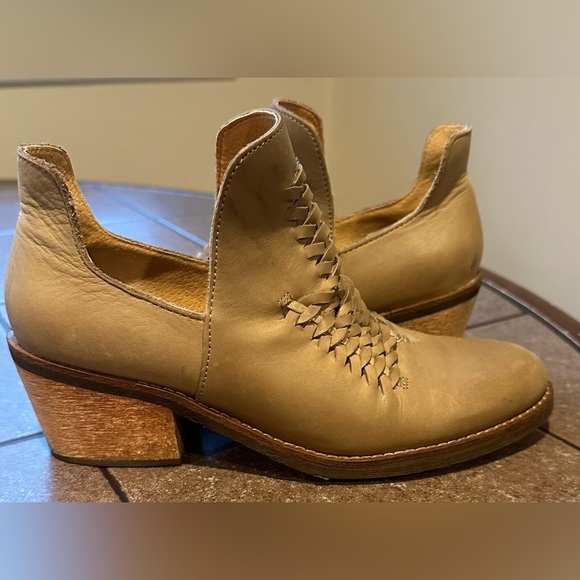 Latigo Tan Kick Woven Split Shaft Booties Blocked Heel. Sz 6M Leather. 2 Inch - Picture 7 of 13